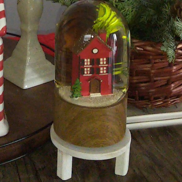 Home in the Snow Snowglobe musical - Here Comes Santa Claus wind-up red house - Picture 4 of 8